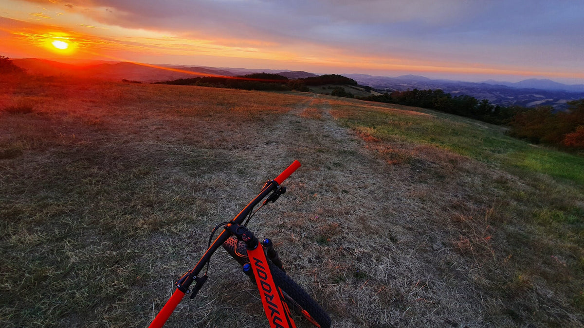 La magia di pedalare all'alba che ci carica per tutta la giornata