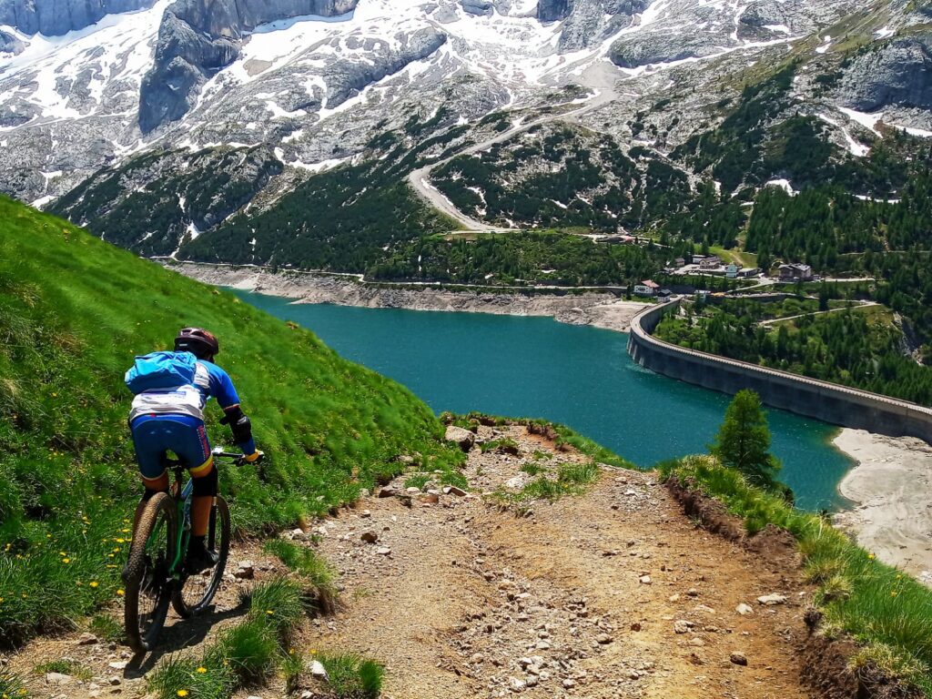 Avventura. In Mtb a Canazei fino Col de Rossi, Porta Vescovo e Fedaia. Che spettacolo!