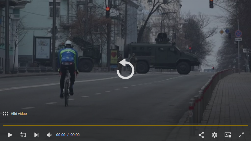 Kiev: nel mezzo della guerra compare un ciclista in bicicletta tra carri armati e militari (VIDEO)