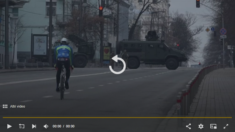 Kiev: nel mezzo della guerra compare un ciclista in bicicletta tra carri armati e militari (VIDEO)