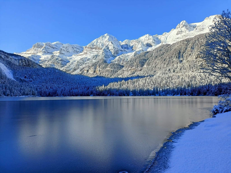 Lago di Tovel in inverno con le Ciaspole. Avventura solitaria e facile
